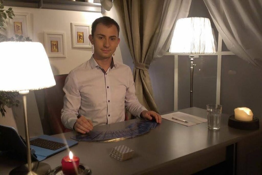 sławomir wołoszczuk-darnowski z kartami